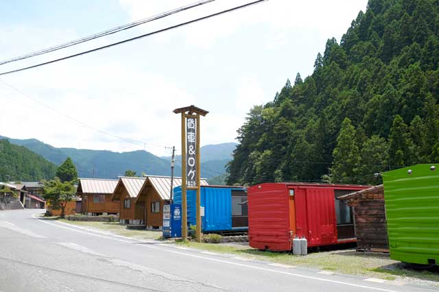 道路から見た貨車の写真