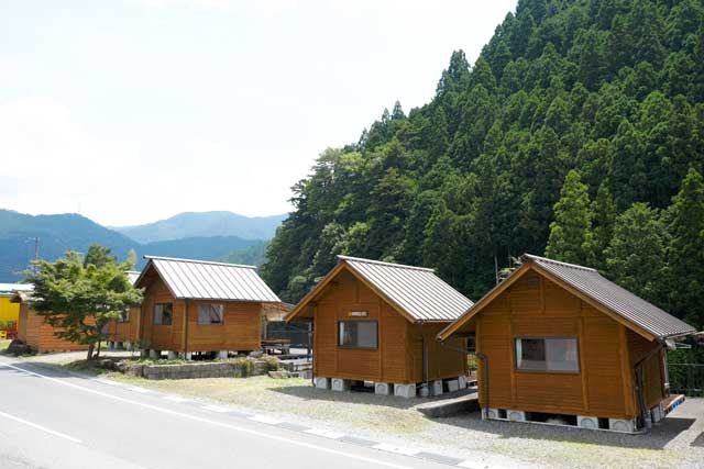 道路から見たログハウス