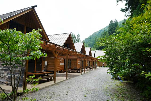 山のコテージ建物並び