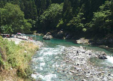 天川で遊ぶ人遠景